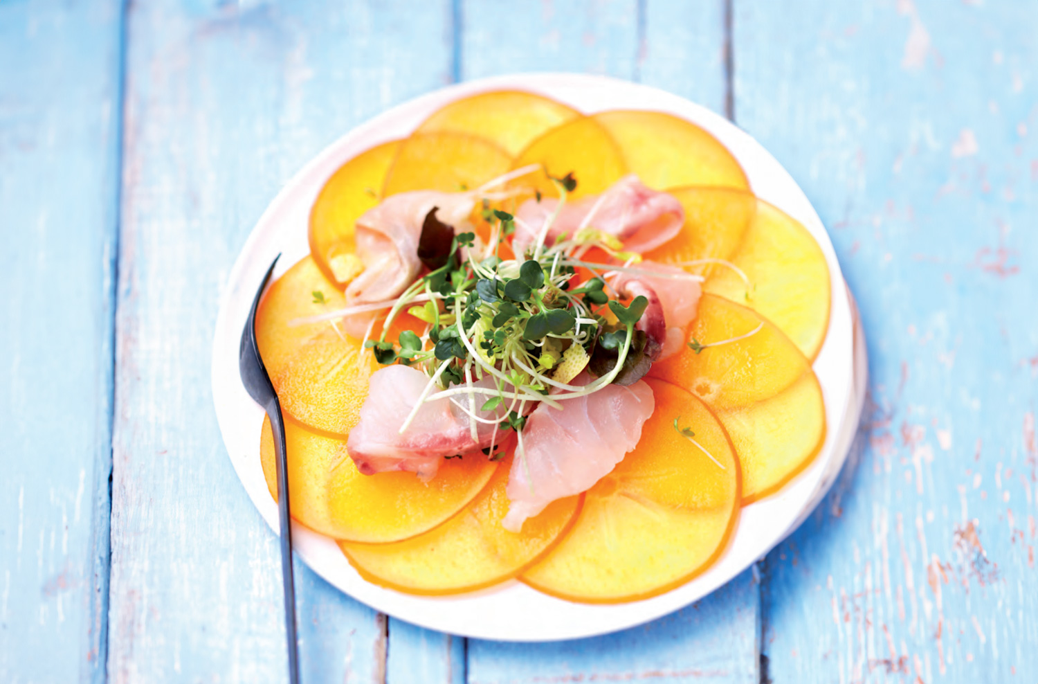 Carpaccio de Kaki Espanhol e Robalo marinado com limão e flor de sal